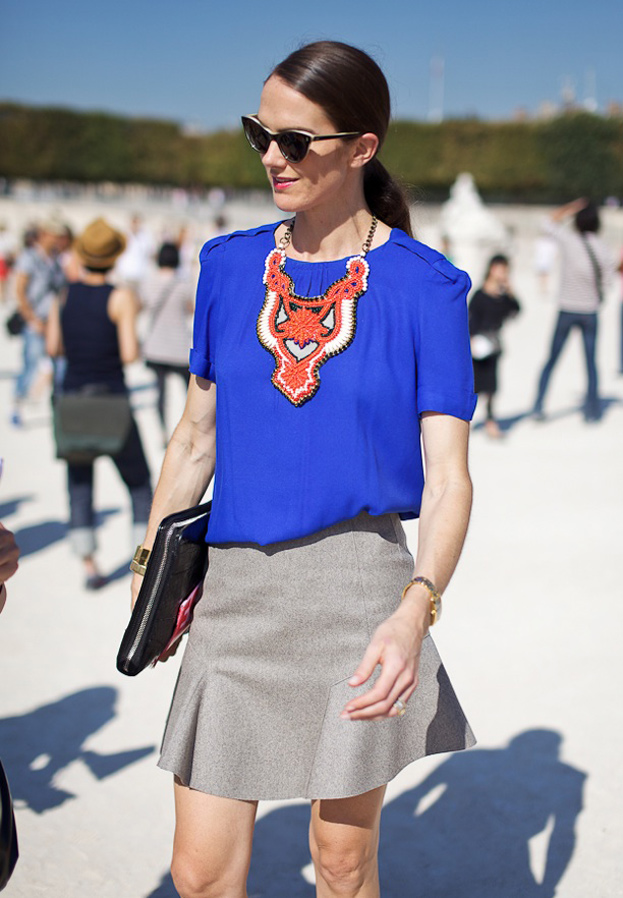 STATEMENT-NECKLACE-LEE-OLIVEIRA-COBALT-BLUE-TOP-STREET-STYLE-PARIS-FASHION-WEEK-RED-SMALL-BEEDED-BIB-THICK-CAT-EYE-SUNGLASSES-PATENT-CLUCTHC-GREY-GRAY-SKIRT